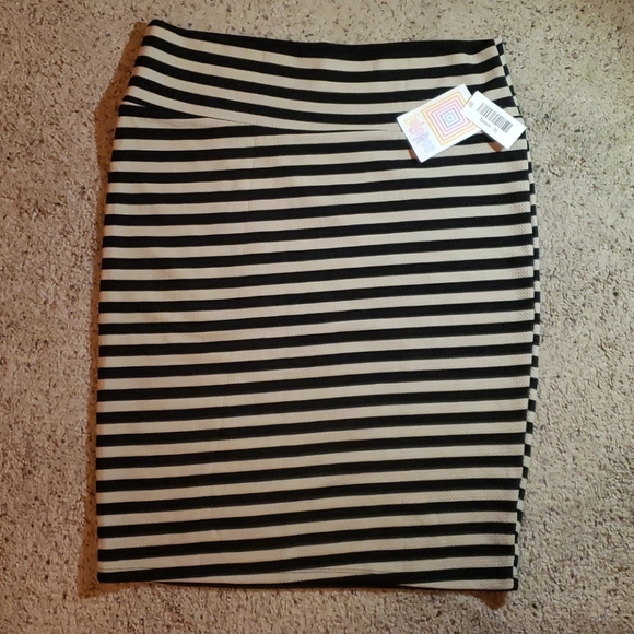 LuLaRoe Dresses & Skirts - Lularoe Cassie XL NWT